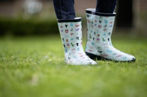 Gummistiefel und Schuhe